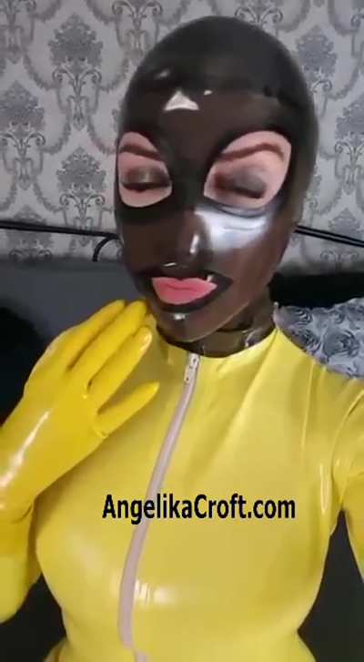 I believe My smoky latex hood is sexy. Do you agree? 🥰