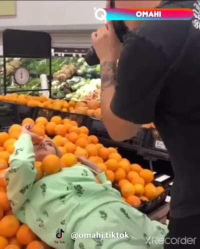 Everyone loves pictures with a background of oranges!