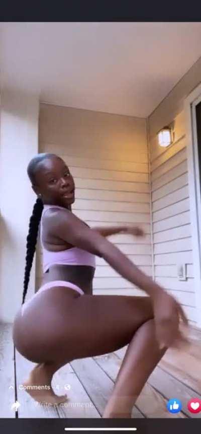 IG: @thebiggesttyy Young sexy thang 🍫🍫🍫