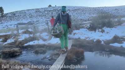 In Mammoth, we found an incredible hot spring surrounded by snow. It was easily the best I’ve ever visited. We stayed until nightfall, enjoying it solo before a group joined us 😜