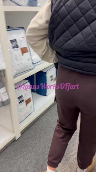 Farting in the shopping mall 🛍️🍑💨