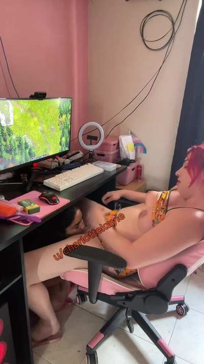 My girlfriend sucked my balls while I was playing