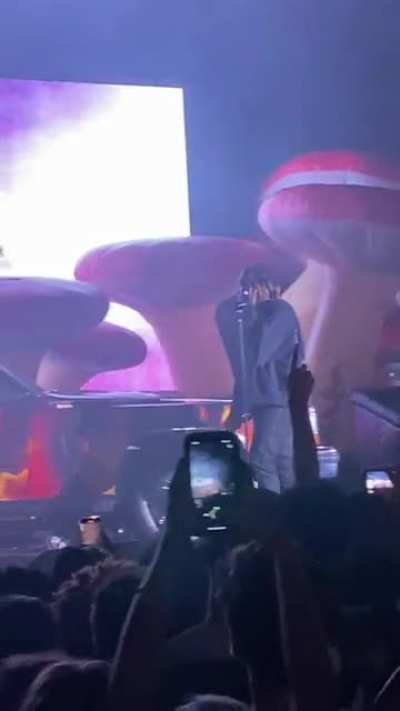 Don Toliver performing MOON at Raleigh show