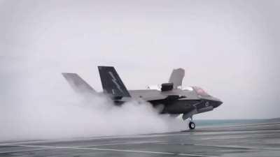 🇬🇧 First ever takeoff of a British Lockheed Martin F-35B Lightning II fighter from the deck of the aircraft carrier HMS Queen Elizabeth of the Royal Navy [video]