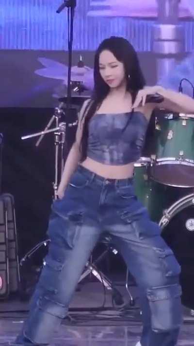 Karina’s fat tits just never stop bouncing 🤤🤤