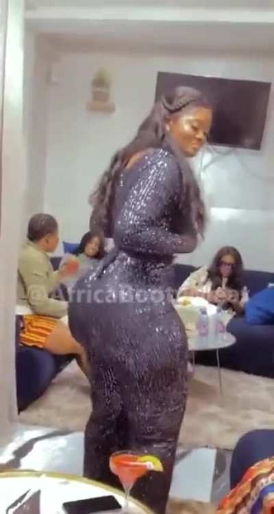 Need more vids of her squeezing the buns 😜