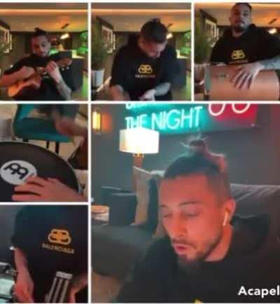 Alex Telles nas horas vagas é músico, e dos bons