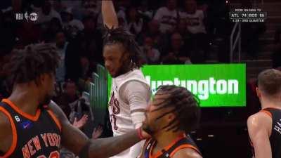 [Highlight] Julius Randle asks Jalen Brunson what the five fingers said to the face!