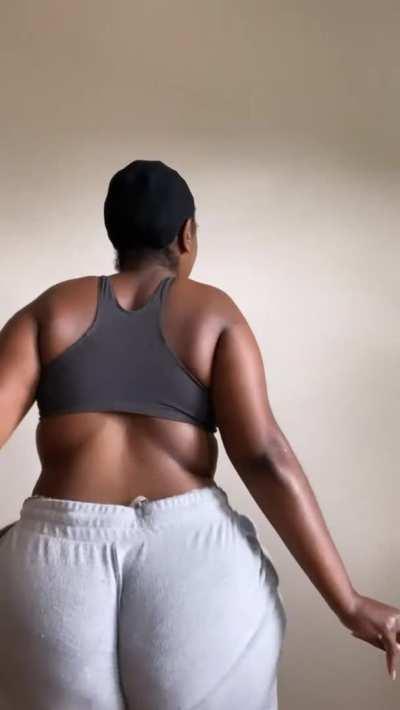 I love ass in sweats. Anybody got any vids like this? In sweatpants