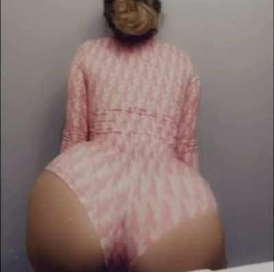 Hips tik tok when I dance