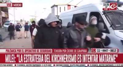 Escenas raras: Empiezan a llegar docenas de encapuchados y de negro al acto de Milei en Moreno