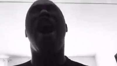 Ben inglizce bilmiomda, bu adam ne diyor?