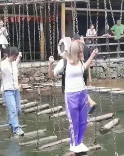 看看像谁过独木桥