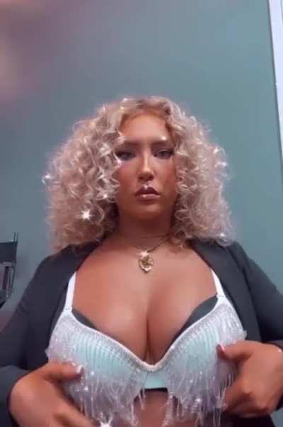 Nikkita Lyons jiggling her tits
