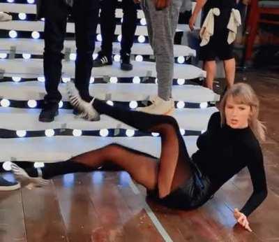 Taylor knows how to show off those legs