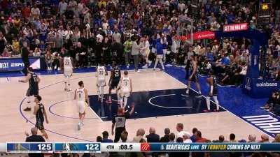 [Highlight] Steph Curry hits the layup as the Mavs leave the lane wide open to put the Warriors up 3 with 8 second left