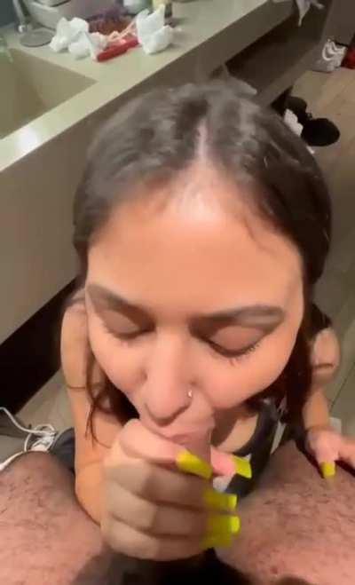 Latina giving a bbc head