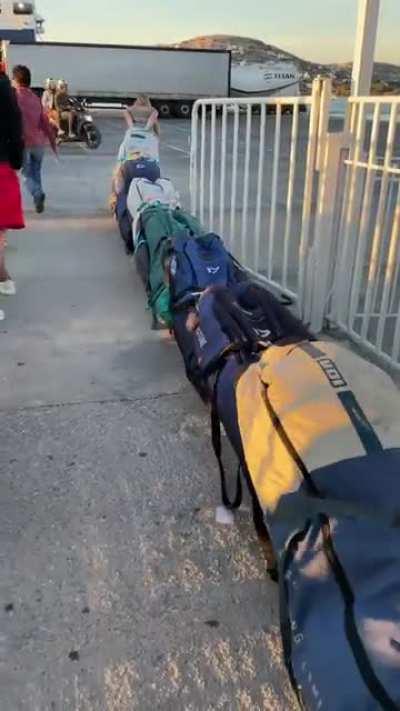 Когда бывшая съезжая от тебя, забирает все свои вещи.