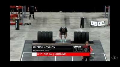 Oleksii Novikov breaks the deadlift world record (Hummer tire) by lifting 1210 lbs (549kg)