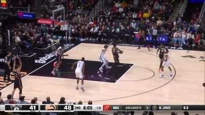 [Highlight] Onyeka Okungwu demonstrates to Ben Simmons how to dunk