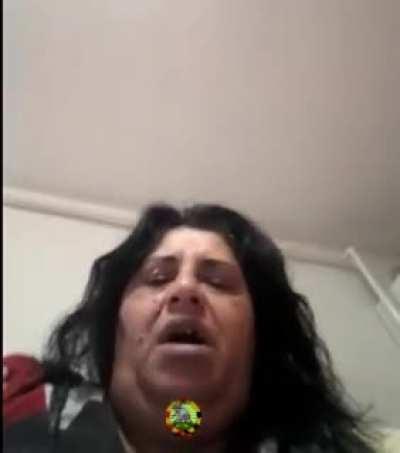 De ce comentati la ea pa pagina?