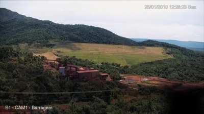 Exact moment a dam burst in Brumadinho, Brazil (25/01/2019)