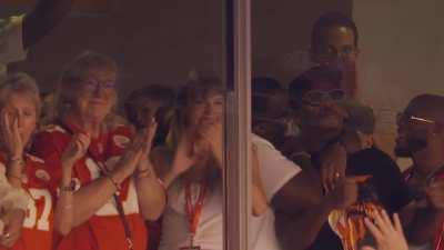 [Highlight] Taylor Swift’s reaction to Travis Kelce touchdown