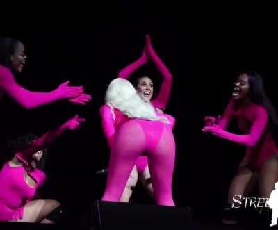 Iggy Azalea shaking her phat ass