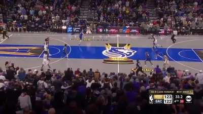 [Highlight] Up 1 with 37 seconds left, miscommunication between Klay Thompson and Draymond Green means a costly turnover to give possession back to the Kings!