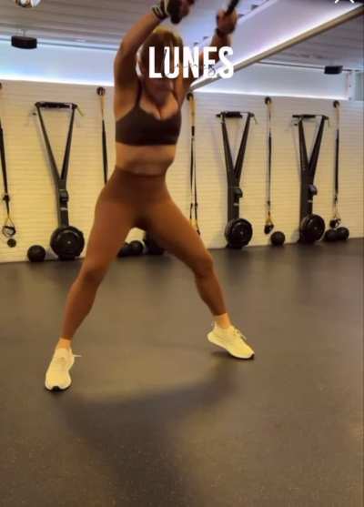 Casi se le salen 🍈🍈🤤