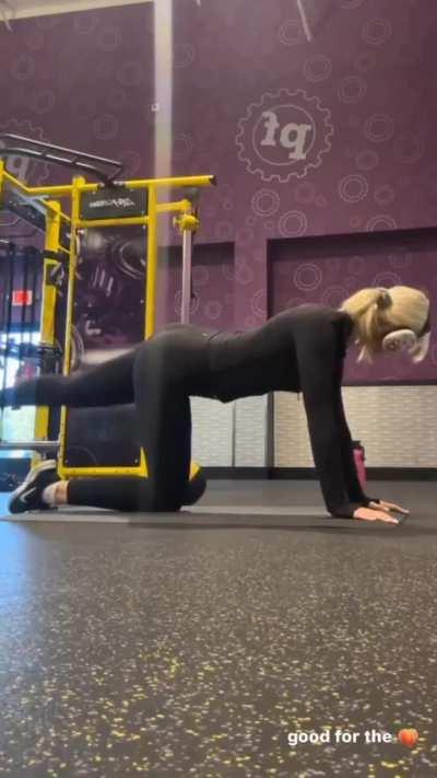 Miss Gray working on her perfect tight booty 🍑🤤💦