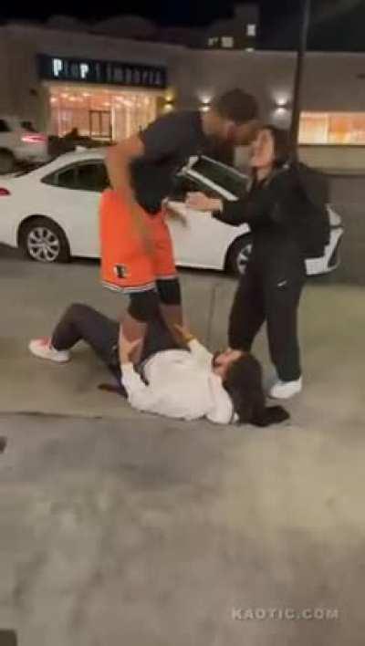 this street fight has it all