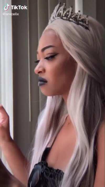 Qiyanal after pressing tab & realizing she's the only one on her team with a positive kda 👁👄👁