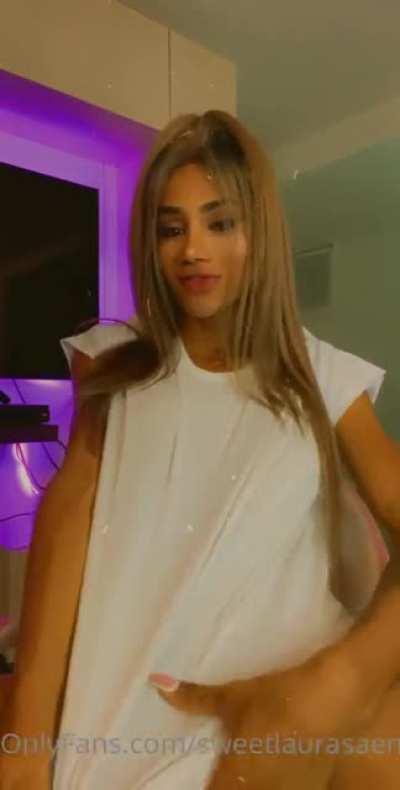 🍆LAURA SAENZ🍆 NICE BULGE