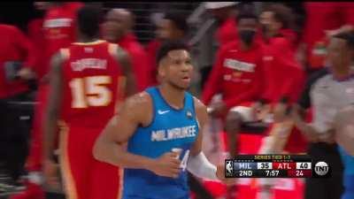 [Highlight] Giannis with the extendo-arm dunk