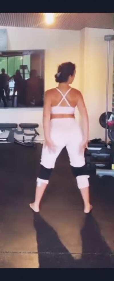 Yes georgina gives us videos to work hard 👅