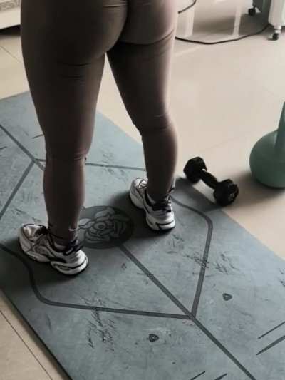 Some of you wanted to see my butt in action so here it is 😅 (fitnesseileen)