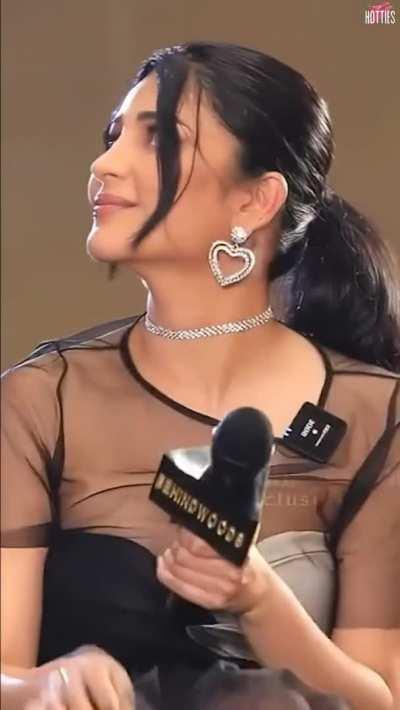 Shruti Hassan knows If She missed any chance in showcasing her Udders, her career is over. Interview toh bahana hai Bhadwi ko toh bas apne than dikhana hai. Don't miss her Thick Lips too btw