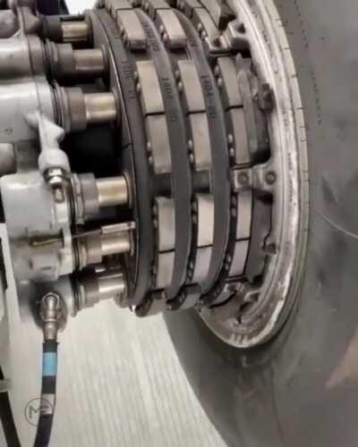 Как ставят колесо на боинг 747