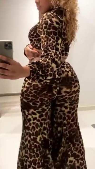 Mirror Mirror On The Wall, Who Has The Nicest Ass Of Them All 🍯🐫