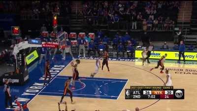 [Highlight] Obadiah Toppin throws down the 1 handed jam