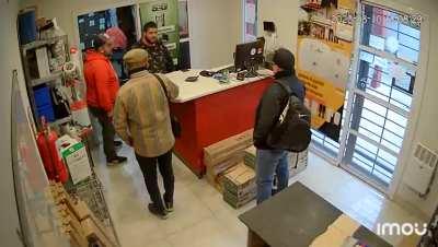 Le entraron a robar a un amigo. El comentario de la mochila fue una premonición.