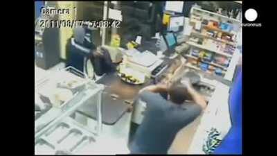 Guy tries to rob convenience store, gets chased out with machete