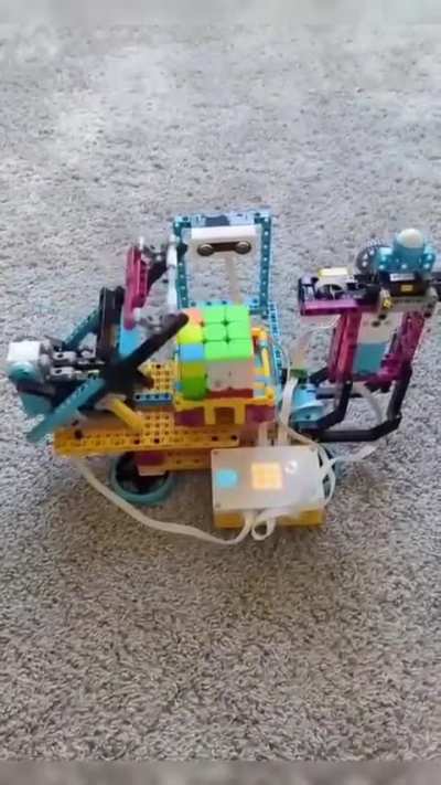 Someone made a rubiks cube resolver with lego....