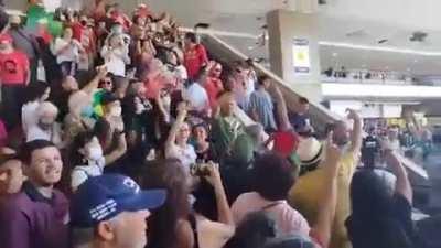 Um Bolsominion foi provocar com uma toalha do presidente feio dele e a resposta do DATAPOVO foi esta