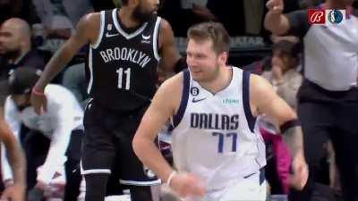 [Highlight] Doncic throws a no-look pass to Javale McGee but it goes in anyway