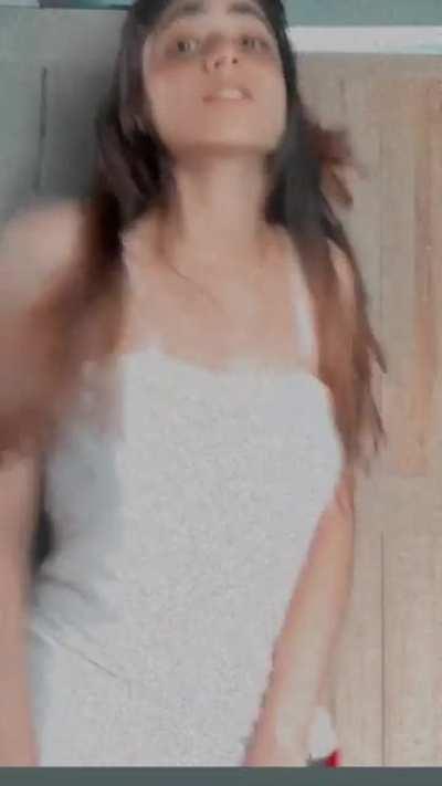 Tits bouncing, no bra💦