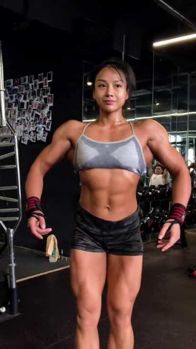 Wei Xiaoting posing post-workout [gif]