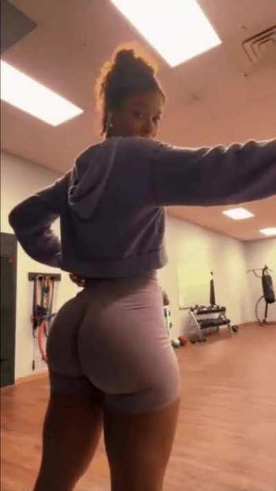 Can’t tell if this is Ana or Lexie but either way that ass is amazing