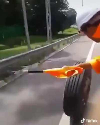 I don't know whats happening but it's happening (credit: No Context Malaysia on Twitter)